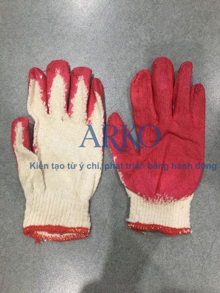 găng tay phủ sơn đỏ được nhiều người lao động tin dùng nhờ sự bền bỉ và khả năng bảo vệ hiệu quả.