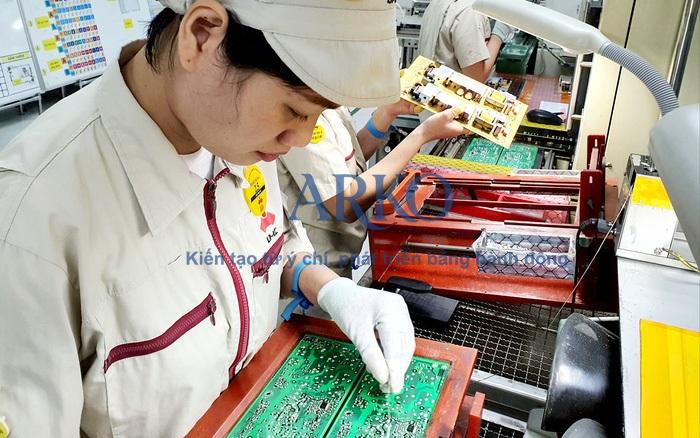 Kinh nghiệm chọn mua găng tay chống trơn trượt phù hợp từng ngành nghề 3 Găng tay chống trơn trượt giúp thao tác linh hoạt mà không bị trượt khi cầm chi tiết nhỏ.
