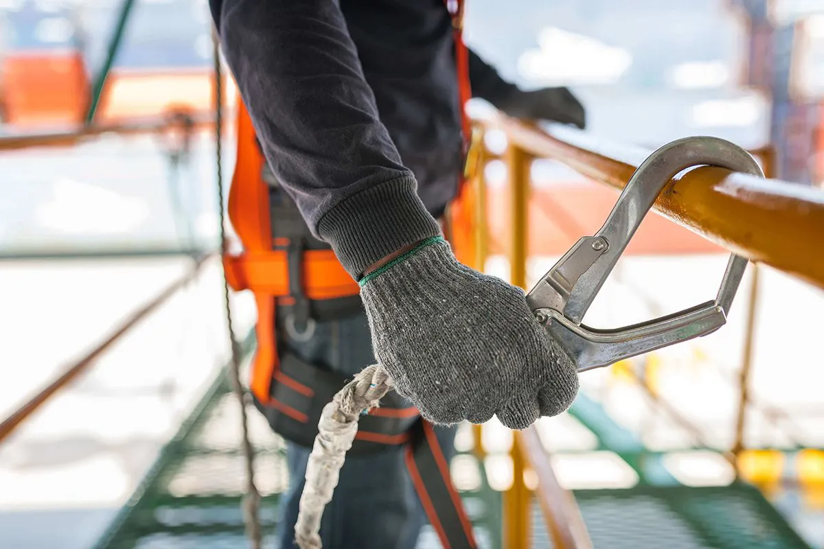Vai trò của găng tay làm việc tại kho bãi công xưởng trong bảo hộ lao động 3 Sử dụng găng tay làm việc tăng khả năng cầm nắm và thao tác linh hoạt