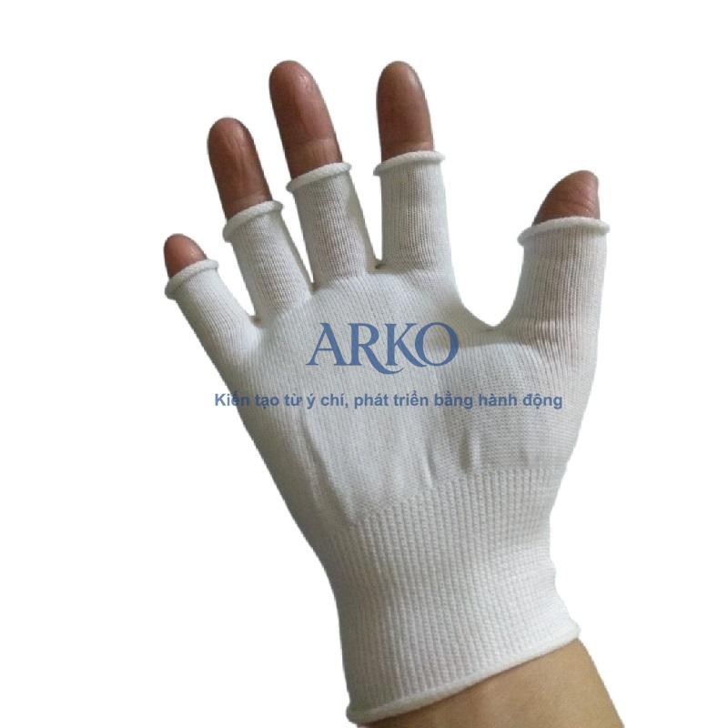 Bao tay hở ngón thường được làm từ vải cotton, sợi poly hoặc vải co giãn cao cấp