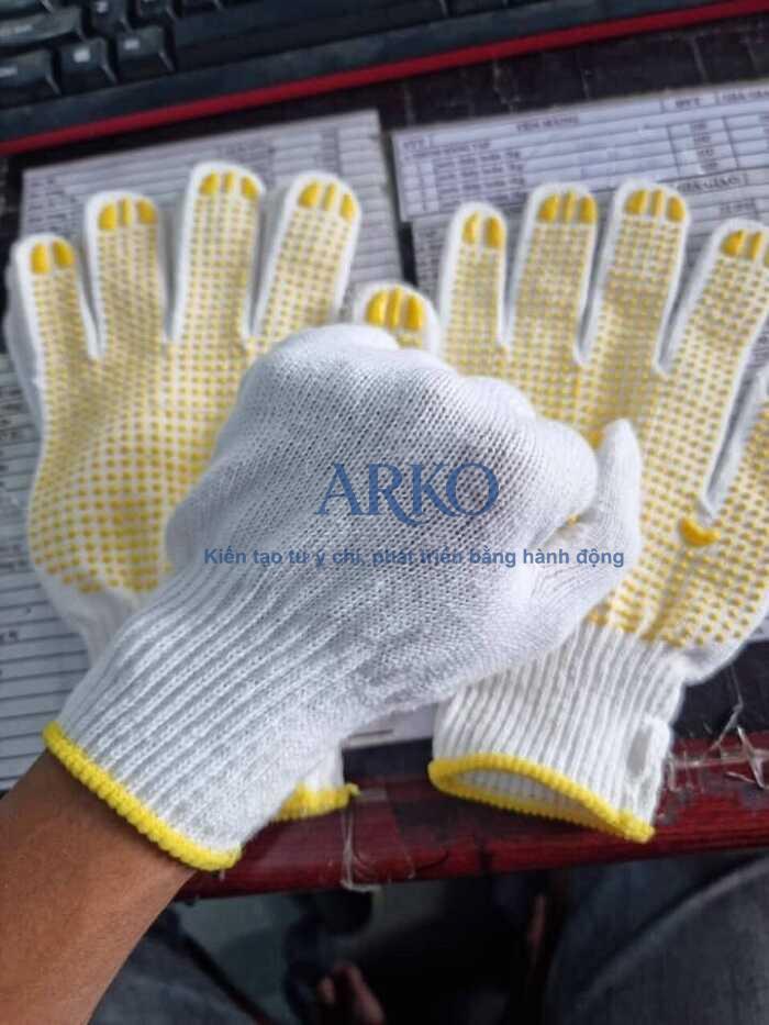 găng tay sợi 45g chấm hạt nhựa nổi bật nhờ sự cân bằng giữa giá thành