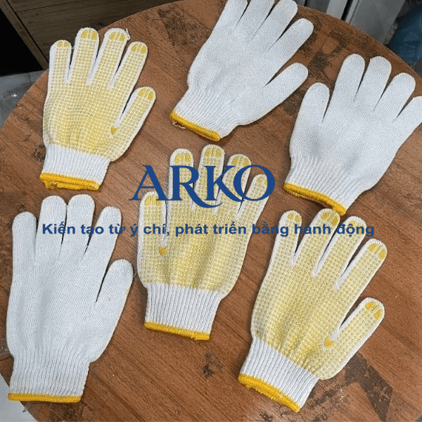 Khi nào nên sử dụng găng tay chấm hạt chống trơn trượt? Giải pháp bảo hộ tối ưu 1 Găng tay chấm hạt chống trơn trượt là một trong những trang bị bảo hộ lao động phổ biến